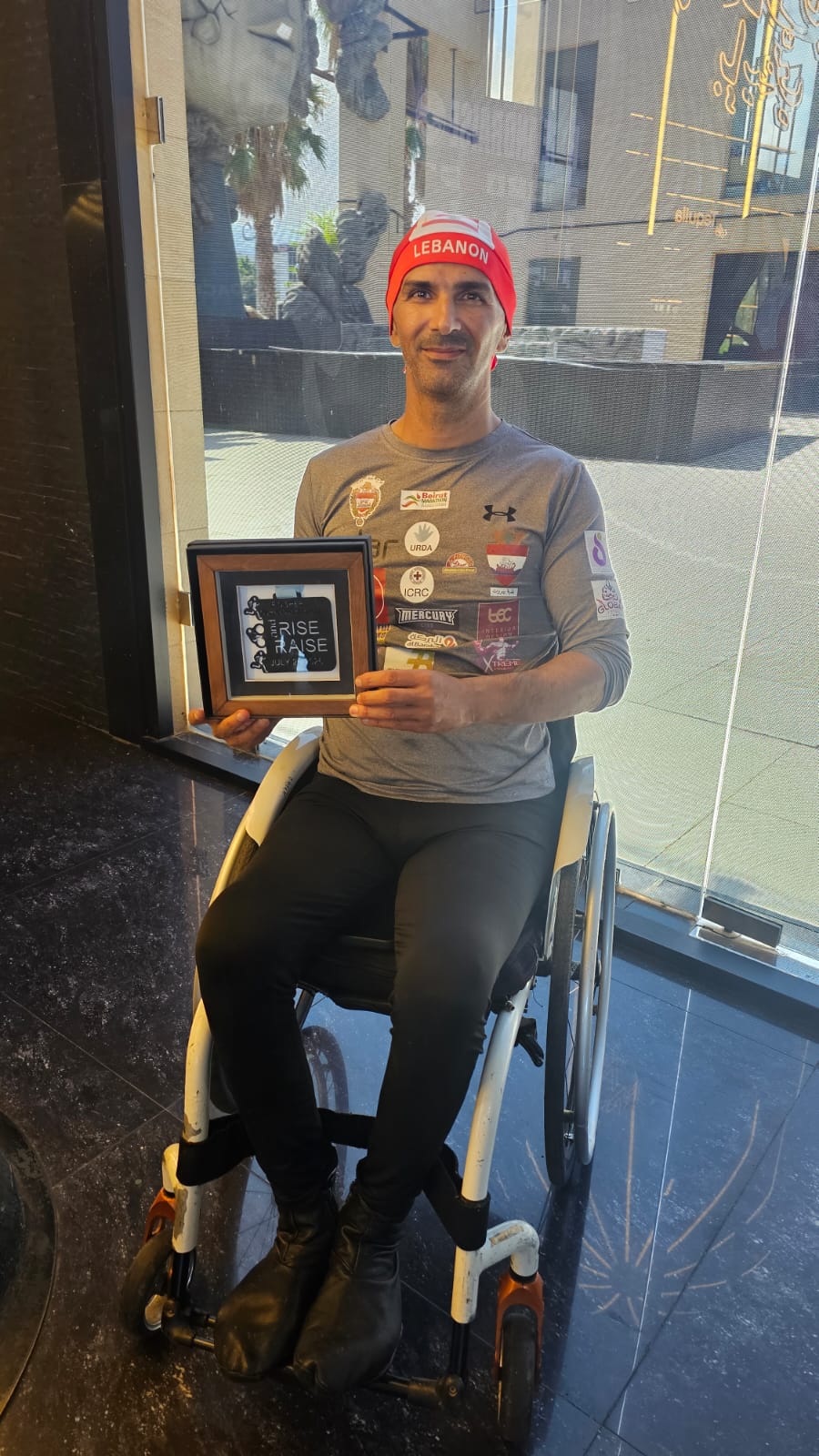 Para-athlete holding VO2 Atelier Milestone frame at Rise and Raise Olympic Duathlon